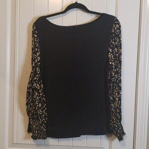 Entro crew neck blouse size Large